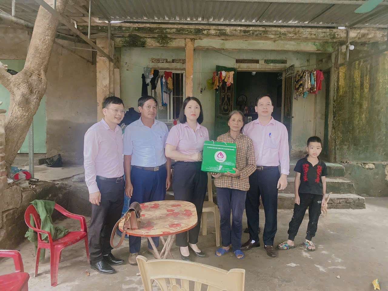 NHCS tang qua Le Ninh sau bao.jpg